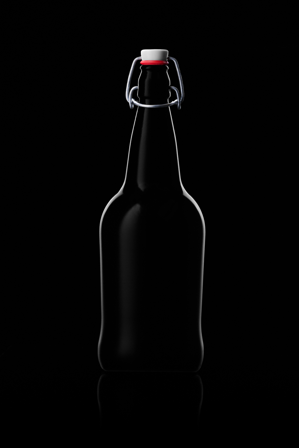 Темное пиво бутылка. Бутылка. Бутылка на черном фоне. Фон бутылки.